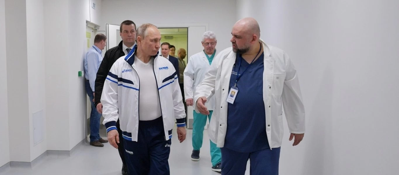 Θετικός στον κορωνοϊό Ρώσος γιατρός - Είχε δώσει χειραψία με τον Β. Πούτιν πρόσφατα (φώτο)